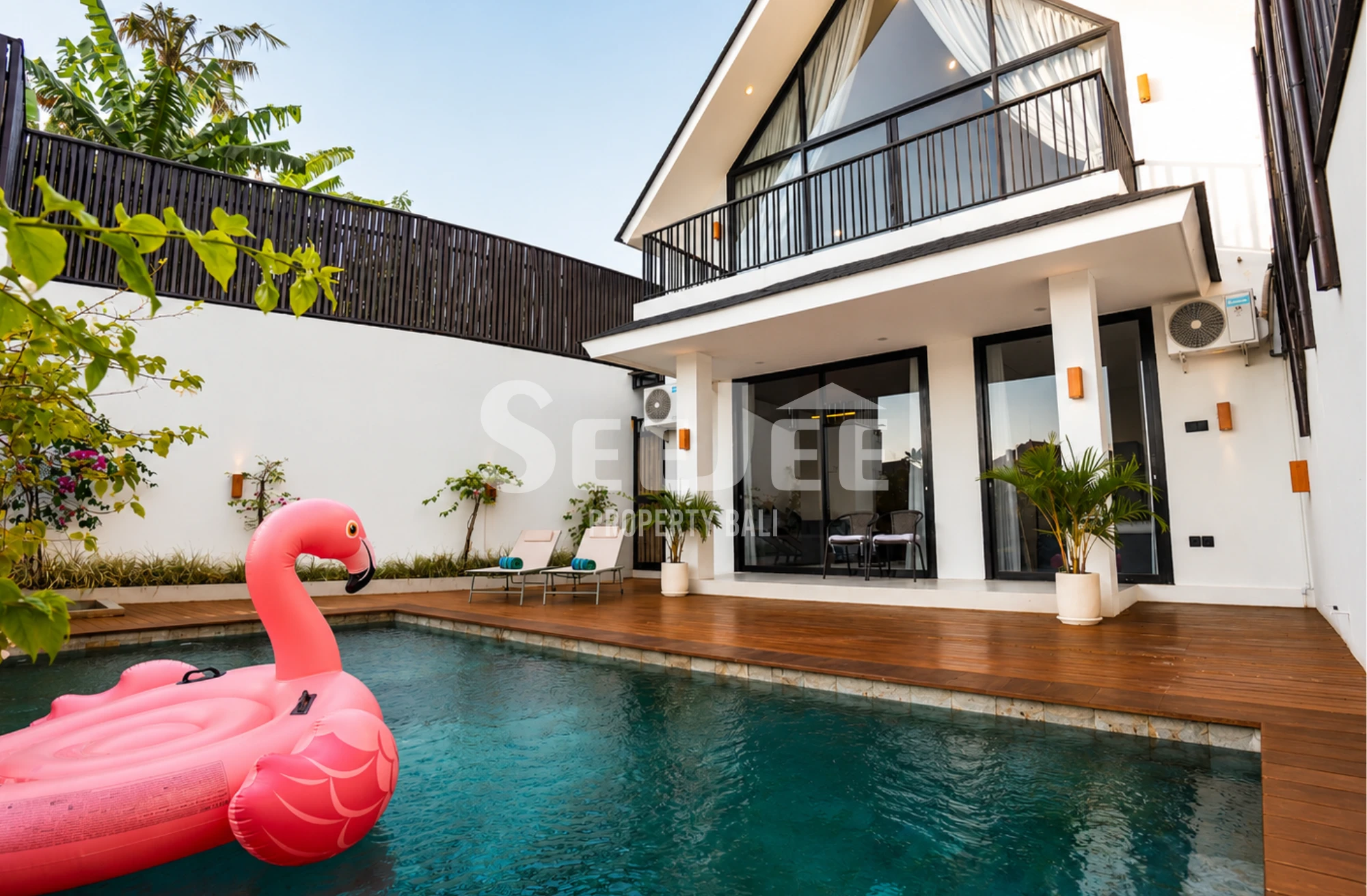 CONTEMPORARY TROPICAL LIVING WITH SPACE, LIGHT, AND CALM - SVLC127